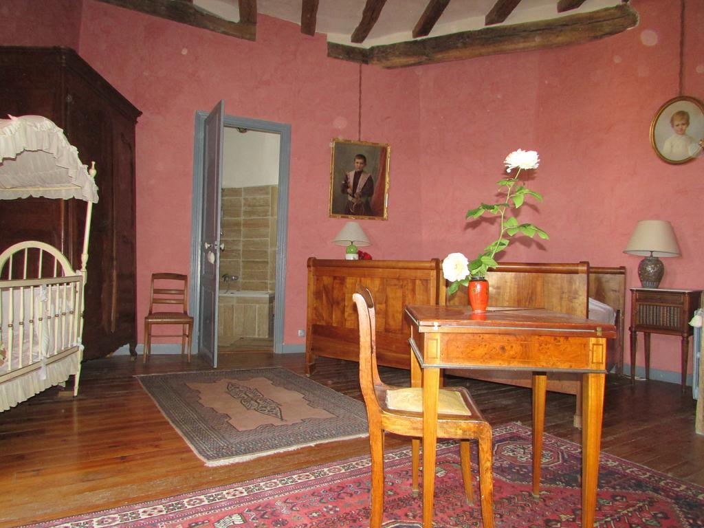 Chateau De La Roche Martel Bed & Breakfast Roiffe Room photo