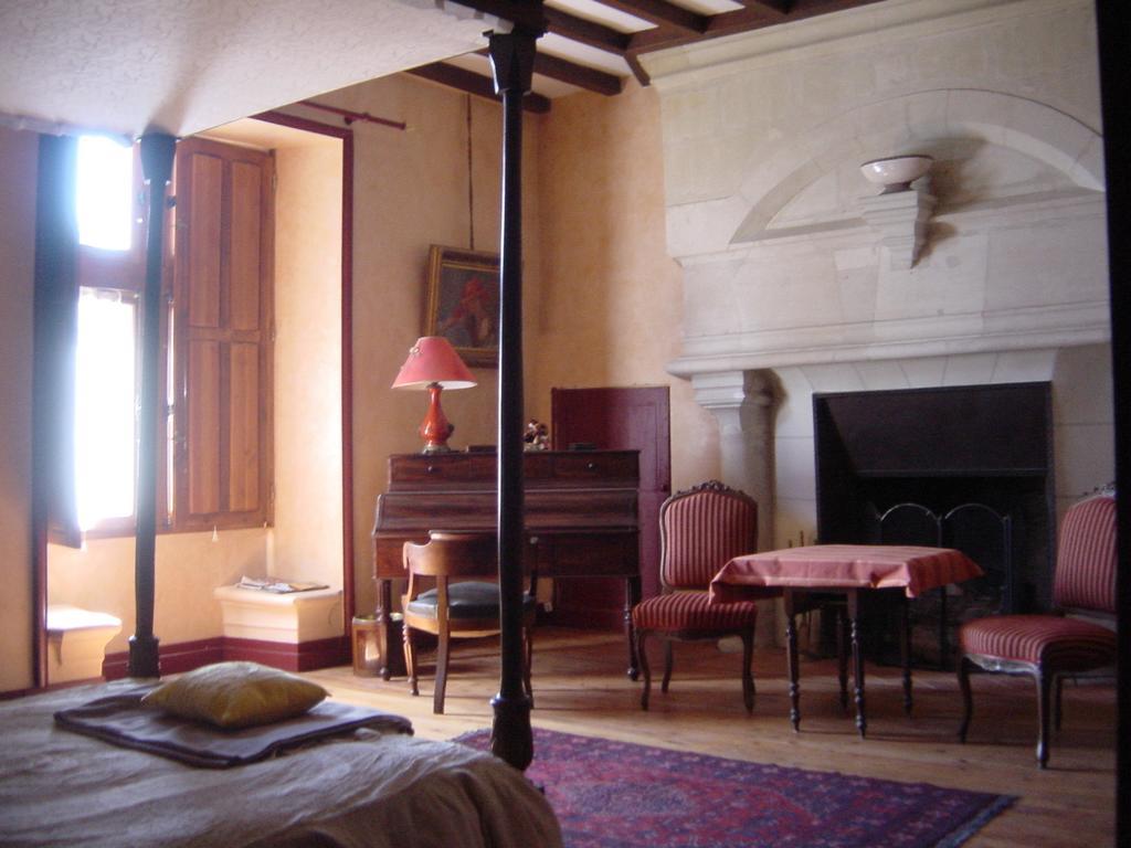 Chateau De La Roche Martel Bed & Breakfast Roiffe Room photo